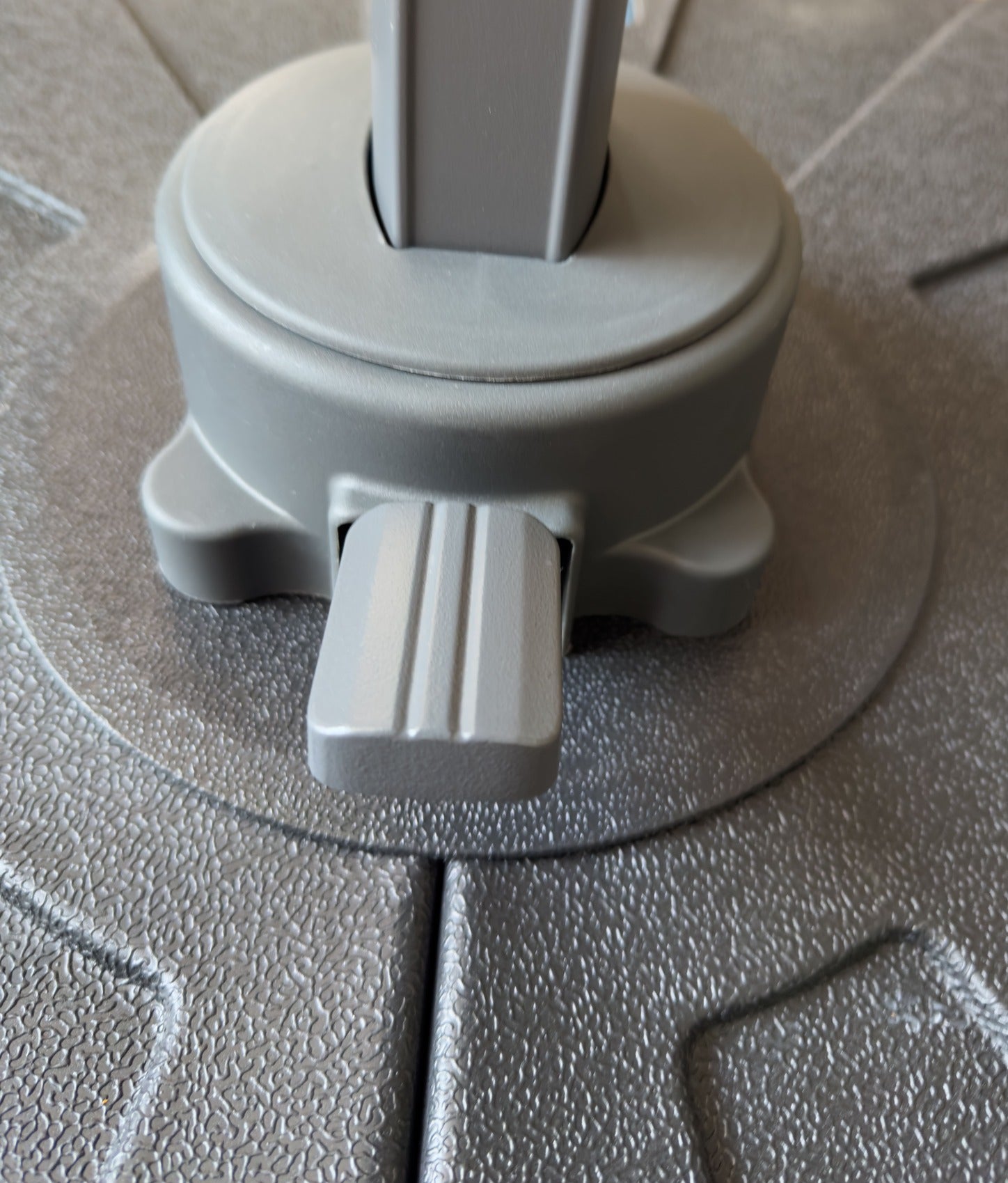 Detalle de base con sistema de bloqueo sombrilla Florencia beige 3m – Sombrillas México