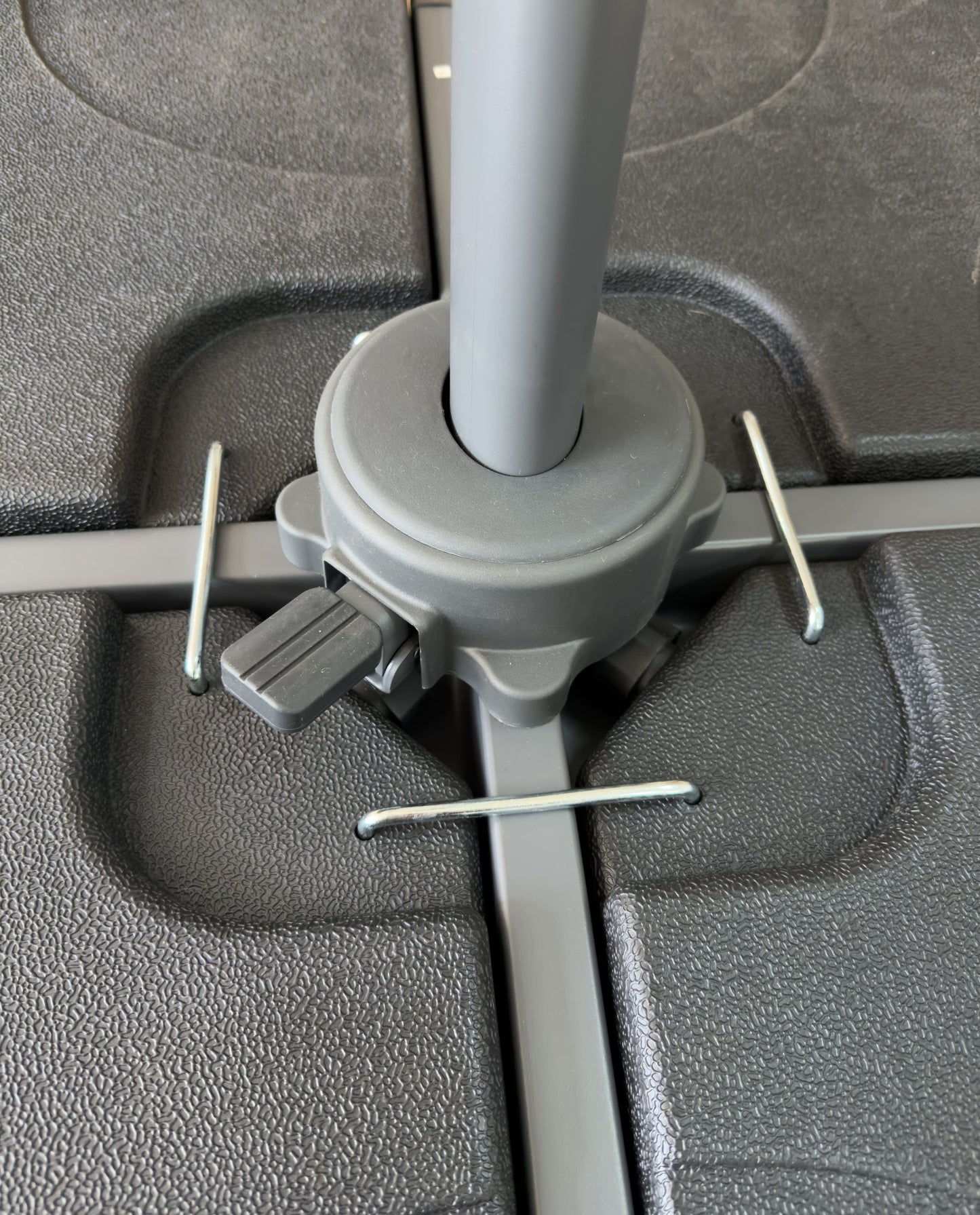 Detalle de la base y soporte de la Sombrilla Luca color avena 3m con fijación metálica – Sombrillas México