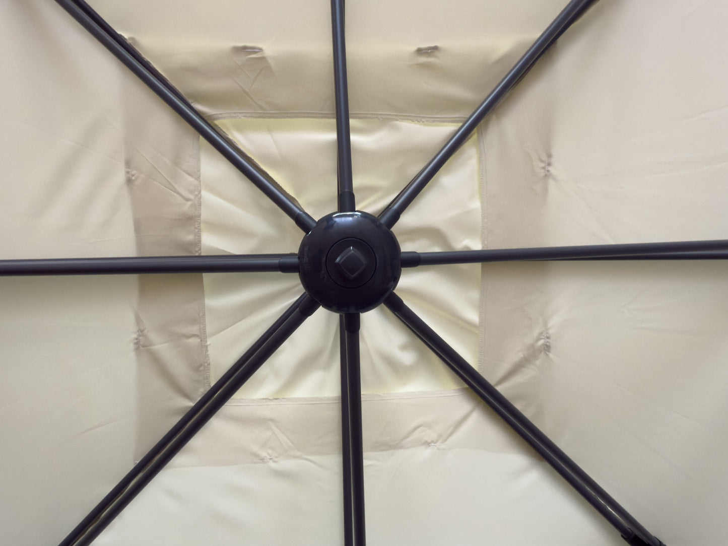 Detalle de la estructura interior con varillas de aluminio de la Sombrilla Luca color avena 3m – Sombrillas México