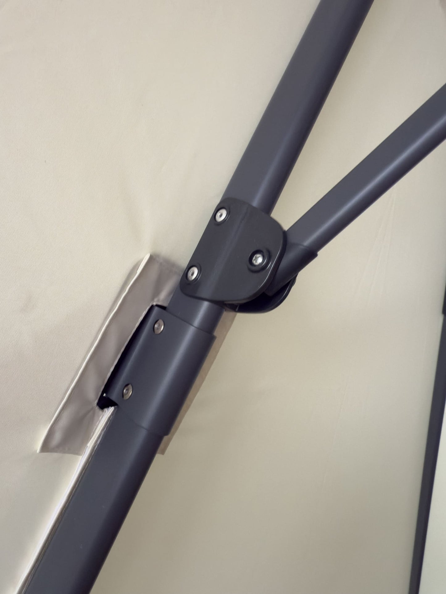 Detalle de la unión de varillas de aluminio de la Sombrilla Luca color avena 3m – Sombrillas México