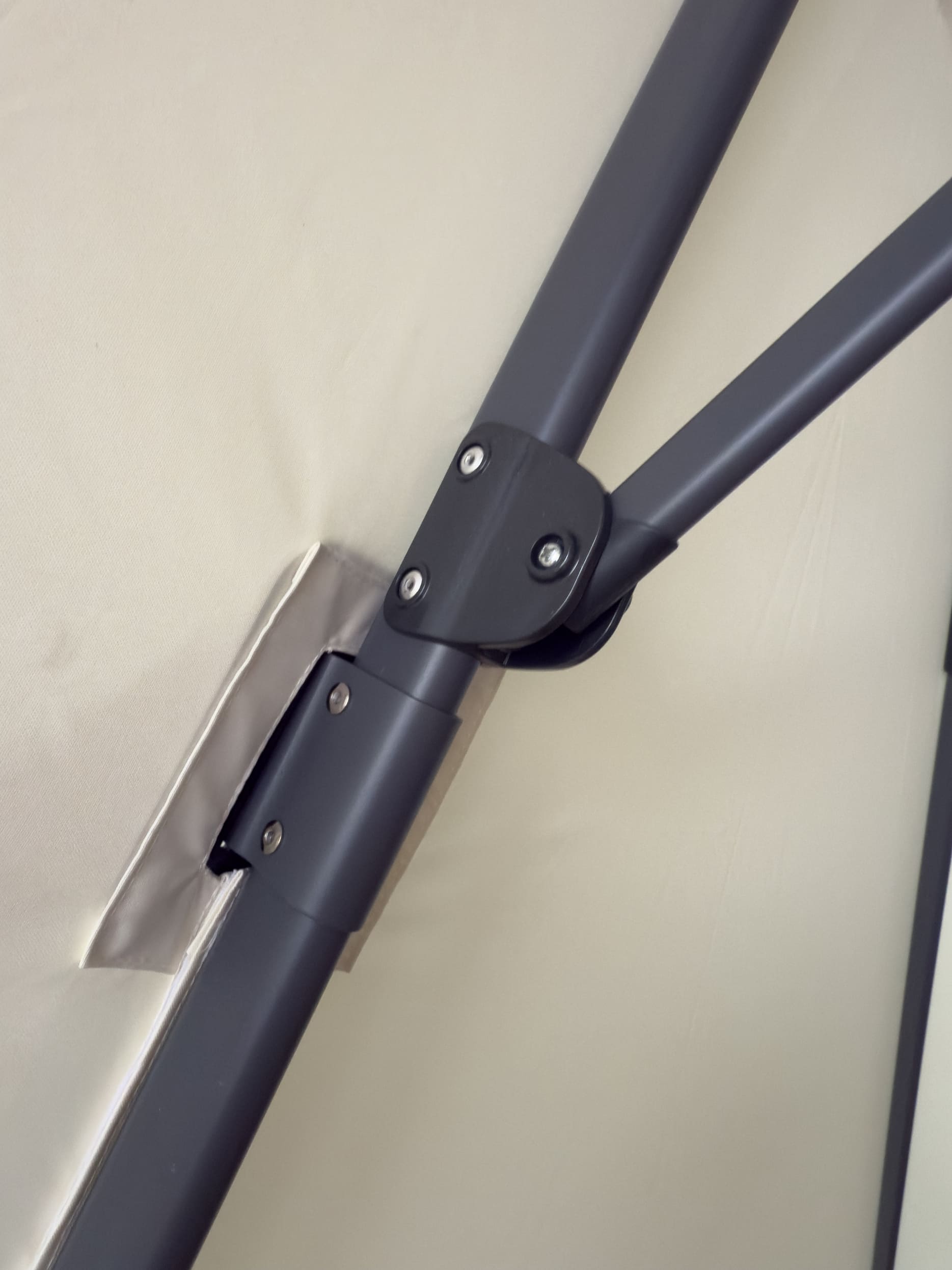 Detalle de la unión de varillas de aluminio de la Sombrilla Luca color avena 3m – Sombrillas México