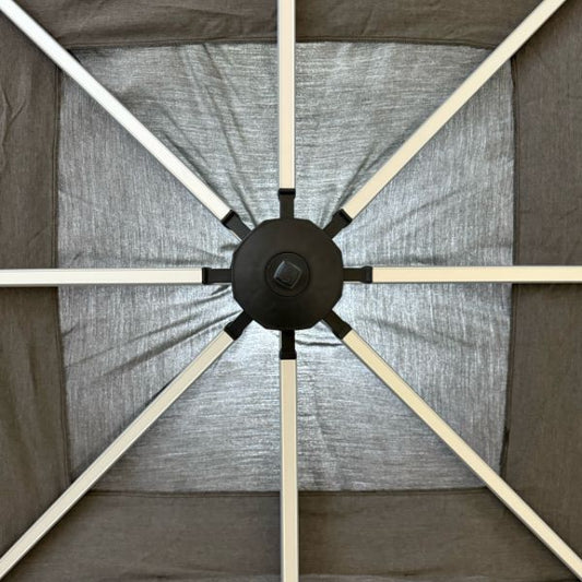 Detalle de estructura interna sombrilla Venecia gris cuadrada 4x4m – Sombrillas México