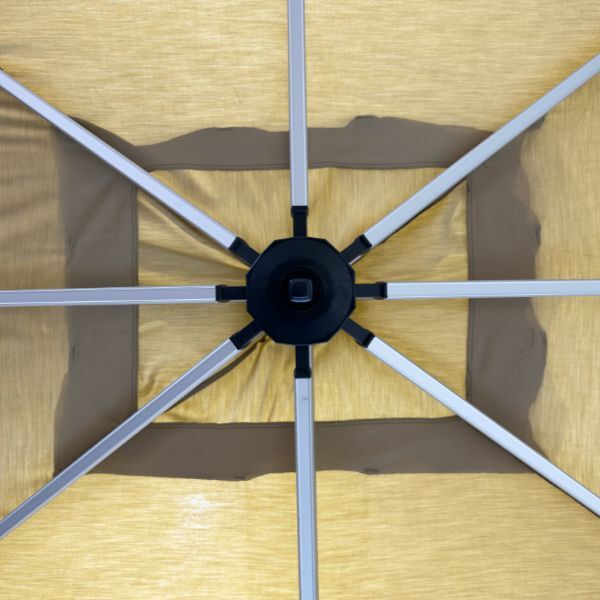 Detalle de estructura interna sombrilla Venecia beige cuadrada 4x4m – Sombrillas México