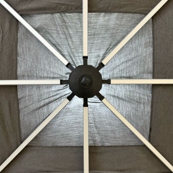 Detalle de estructura interna sombrilla Venecia gris cuadrada 4x4m – Sombrillas México